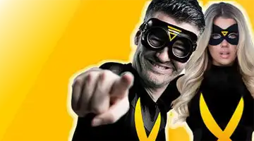 Изображение героя в стиле супергероя, указывающего на зрителя, рекламирующего бонус Приведи друга от Мелбет на ярком желтом фоне с женским персонажем-супергероем на заднем плане.